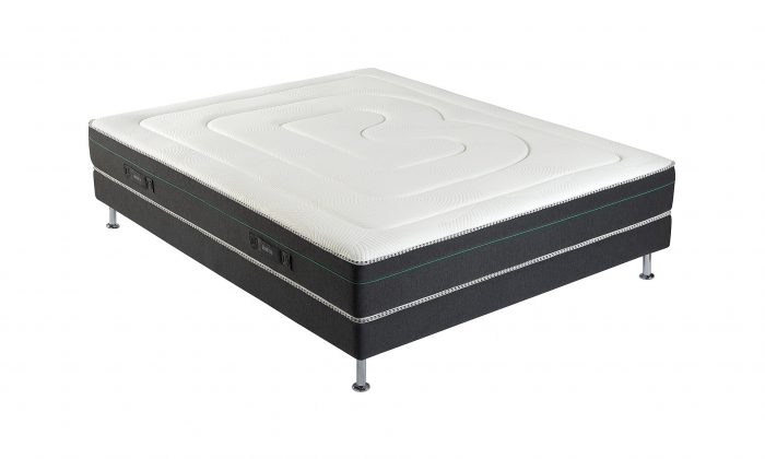 Un matelas avec Matelas mousse alvéolaire avec 5 zones de confort. Avec un sommier en tissu gris.